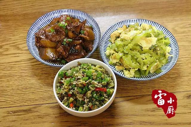 每天七點下班到家,給老公做3道菜,葷素都有,他卻嫌棄太簡單
