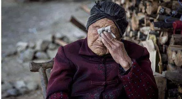 我生日,遠嫁女兒給我轉帳兩萬,給她打電話忘記掛斷,我淚流滿面