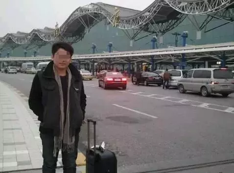 出差回來,俺看見妻子給母親洗腳,瞥眼床頭,俺直接給妻子倆巴掌