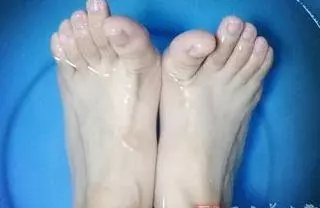 出差回來,俺看見妻子給母親洗腳,瞥眼床頭,俺直接給妻子倆巴掌