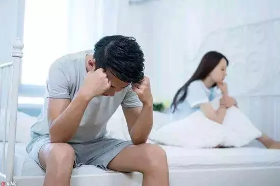 出差回來,俺看見妻子給母親洗腳,瞥眼床頭,俺直接給妻子倆巴掌
