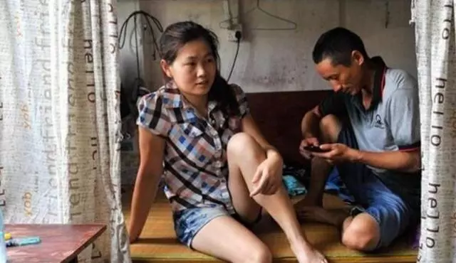 六旬婆婆再嫁,才過了三天就哭著回了家,讓我們全家成了村裡笑話