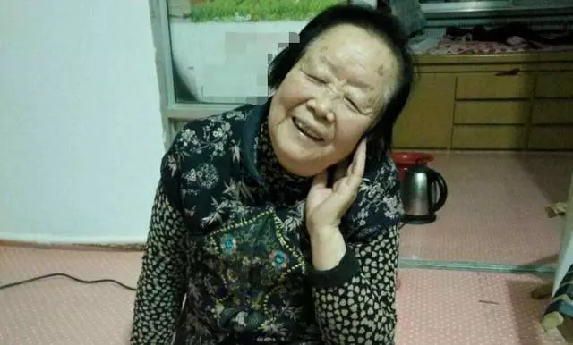 六旬婆婆再嫁,才過了三天就哭著回了家,讓我們全家成了村裡笑話
