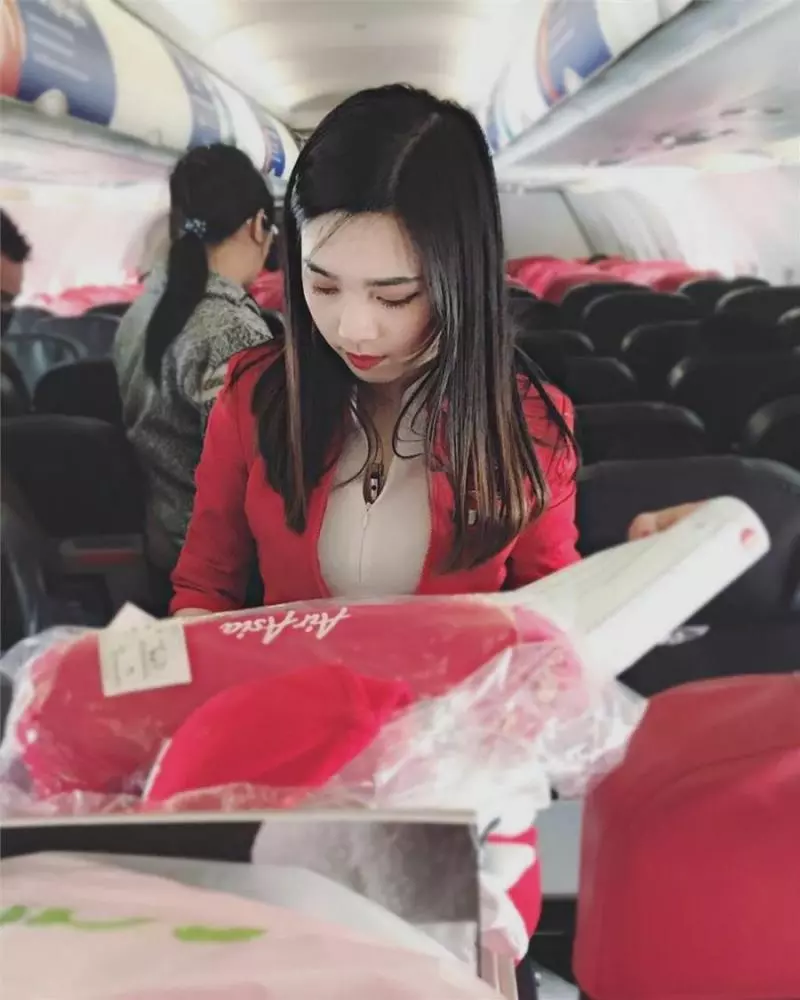 【2018 · 大馬最美空姐!】大馬AirAsia空姐竟然在網路爆紅,這天使樣貌,魔鬼身材真不得了!網友:「亞洲最美空姐