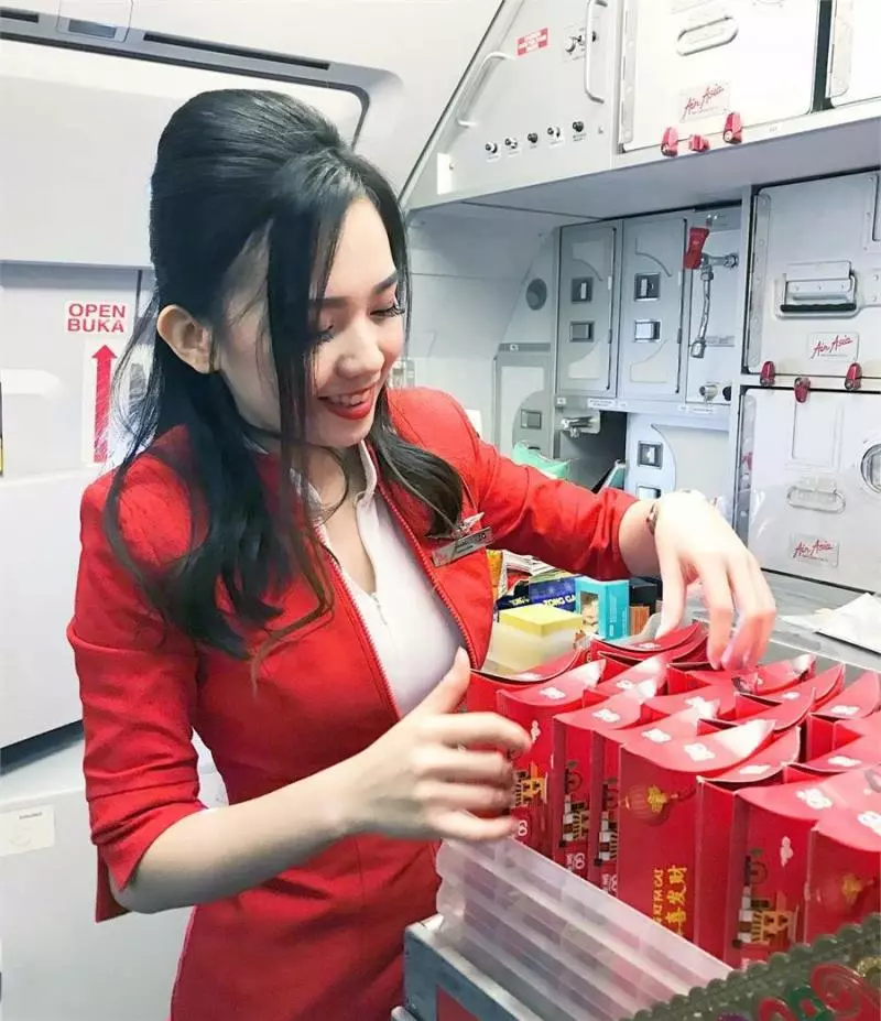 【2018 · 大馬最美空姐!】大馬AirAsia空姐竟然在網路爆紅,這天使樣貌,魔鬼身材真不得了!網友:「亞洲最美空姐