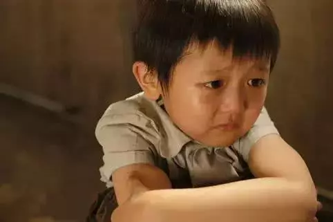 「再哭,就去門外哭 」,這句話對孩子的傷害有多大?教你兩個方法,正確的和孩子溝通