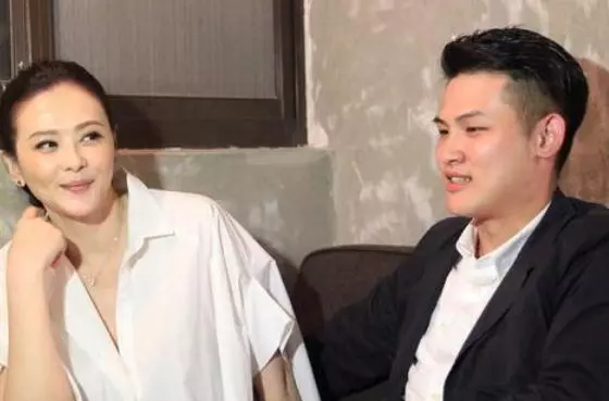43歲蕭淑慎直播落淚吐心聲,被小15歲老公嫌棄,網友聽到很心酸!