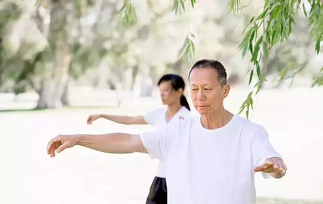 每天這樣甩手3分鐘,上身經絡全疏通,肩背1天比1天輕鬆,還瘦手臂