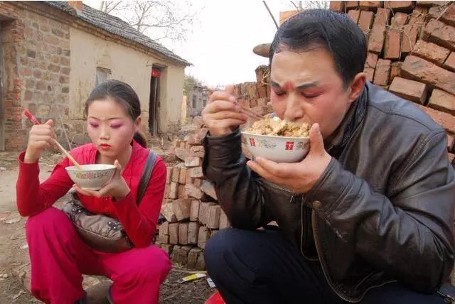 我傾心盡力待老婆娘家人,岳母生病出院時,小舅子說的話讓我無言