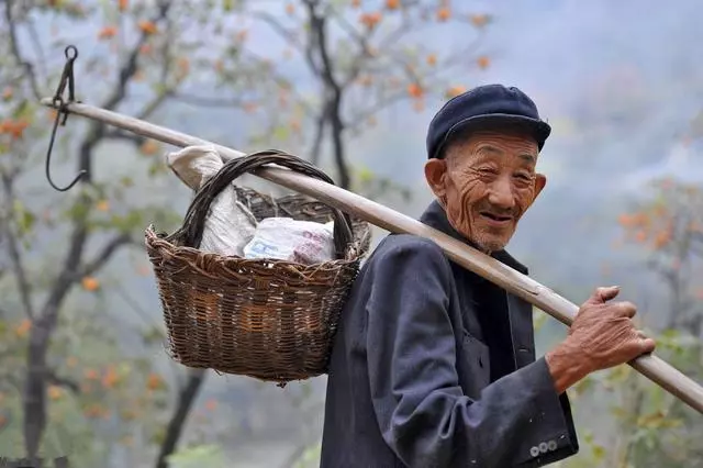 女兒遠嫁三年,父親第一次去看望,住了一夜,隔天女兒離婚跟他走