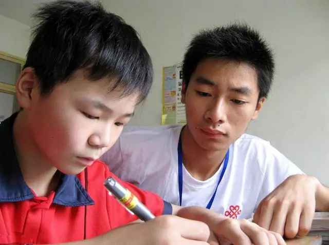 借了大哥兩萬塊,一年後大哥生日去還錢,剛到家門口弟弟就紅了眼