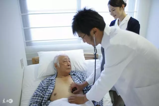 岳父生病住院 小舅子不管不顧 岳父出院做一事 他砸了我家的門