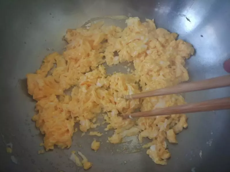 番茄炒雞蛋是先炒番茄,還是先炒蛋?少放一勺它,滋味大不同!