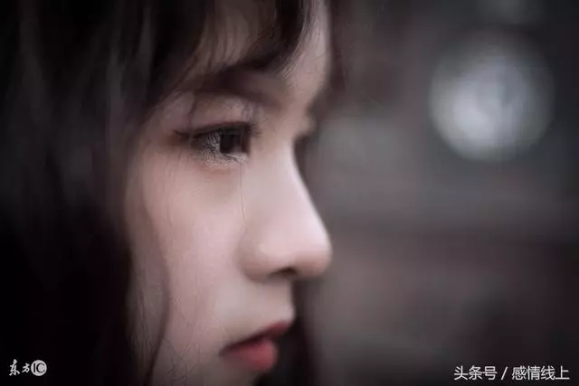 開開心心接女兒放學回家,路上突然看見開車的老公,我愣住了