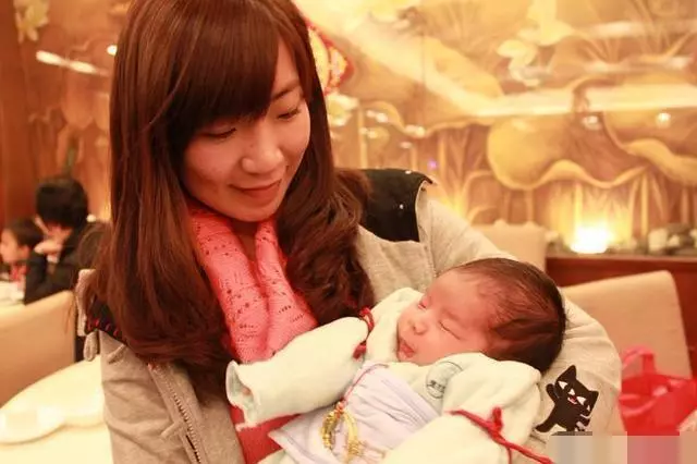 做上門女婿五年,老婆生二胎時爸媽來看望,俺把爸媽趕出家門!