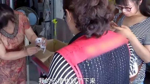 女子下樓扔垃圾,聽到垃圾桶中傳來聲音,眼下的畫面很扎心老鐵們