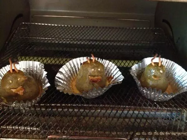 20個「烤完就變成地獄」的超黑暗料理,#6「七孔流血麵包」讓網友笑到噴淚XDD