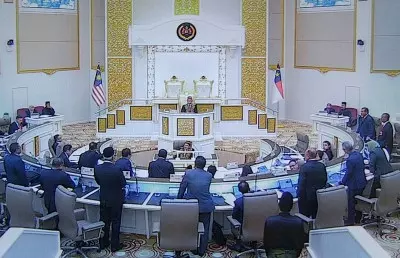 動議被拒引爭論!甲前首長被逐出議會,全數巫統議員跟隨。