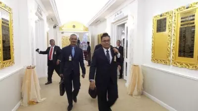 動議被拒引爭論!甲前首長被逐出議會,全數巫統議員跟隨。