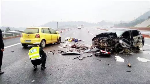 老婆為救我媽被車撞死,葬禮上3歲女兒的話,我打了110抓我媽