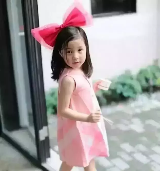 四歲女孩鬧肚子,爸爸帶她去醫院檢查,醫生偷偷瞞著爸爸報了警