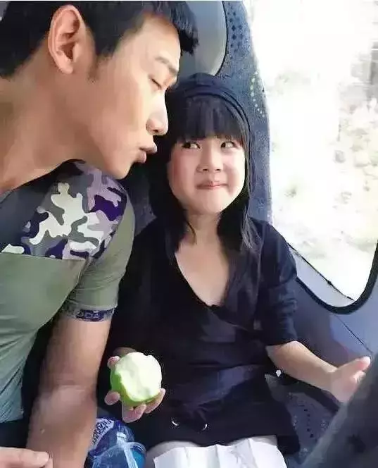 四歲女孩鬧肚子,爸爸帶她去醫院檢查,醫生偷偷瞞著爸爸報了警