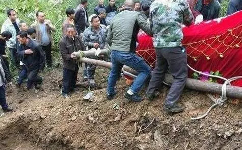 哥哥去世,嫂子懷著孕改嫁村裡光棍,孩子出生後,全村炸鍋