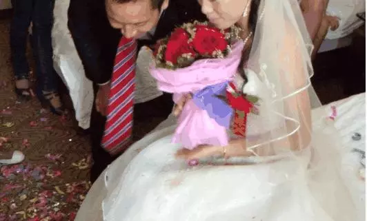 新婚晚發現老婆肚子上有妊娠紋,聽完她的解釋,我高興不已!