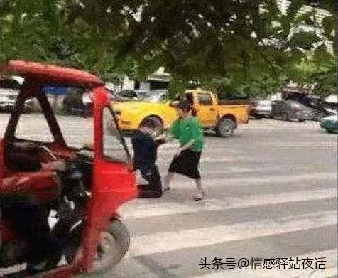什麼深仇大恨,妻子讓丈夫跪在街上,十多分鐘後,妻子發傻