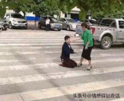 什麼深仇大恨,妻子讓丈夫跪在街上,十多分鐘後,妻子發傻