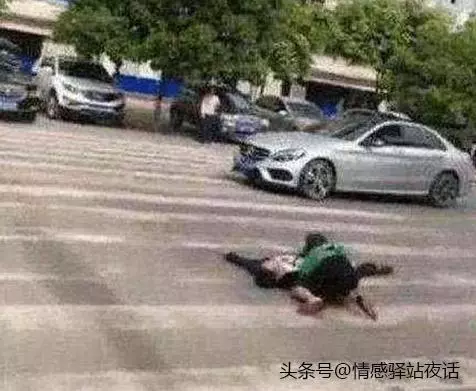 什麼深仇大恨,妻子讓丈夫跪在街上,十多分鐘後,妻子發傻