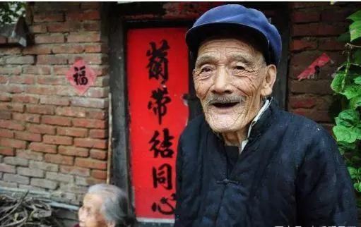 爺爺獨自把我養大,結婚當天我打開爺爺的陪嫁,我哭著取消了婚禮
