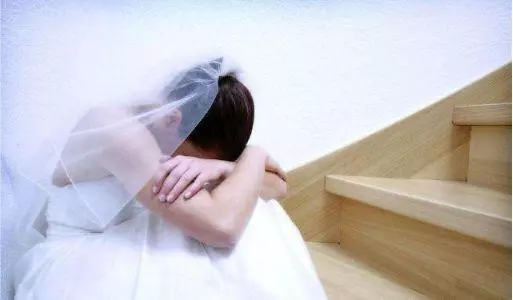 爺爺獨自把我養大,結婚當天我打開爺爺的陪嫁,我哭著取消了婚禮