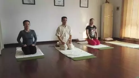 「跪坐1分鐘」打通全身氣血,腰背變得好輕鬆,痠痛不再來!