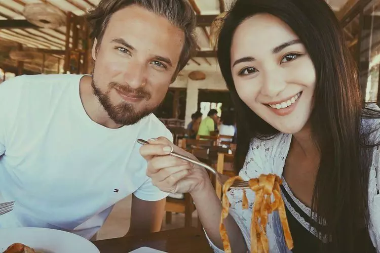 巴打:一早話咗佢係淫底!tvb女藝人搞完婚外情,食緊洋腸都再偷食!