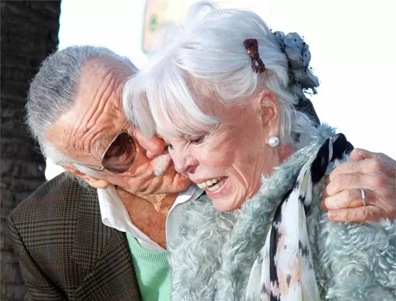 【Marvel教父去世了!】美國漫畫英雄之父 – Stan Lee逝世了,享年95歲!鋼鐵人:「因為你,才有今天的我!」