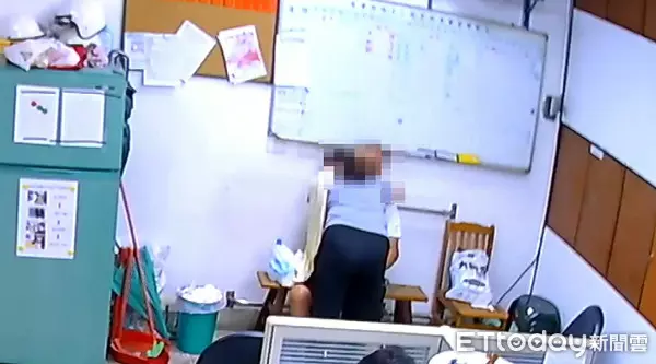 【女友沒穿內衣 · 和弟弟睡覺!】江湖大哥入獄,女友哭著送別!沒想到2個月後,女友就「沒穿衣服」和「大哥弟弟」睡在一起!