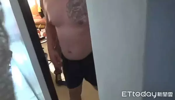 【女友沒穿內衣 · 和弟弟睡覺!】江湖大哥入獄,女友哭著送別!沒想到2個月後,女友就「沒穿衣服」和「大哥弟弟」睡在一起!