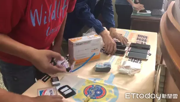 【女友沒穿內衣 · 和弟弟睡覺!】江湖大哥入獄,女友哭著送別!沒想到2個月後,女友就「沒穿衣服」和「大哥弟弟」睡在一起!