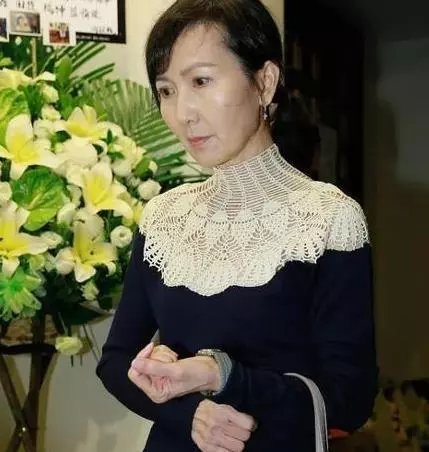藍潔瑛葬禮內部照，張衛健、陳美琪落淚，而生前閨蜜卻塗著口紅大笑！