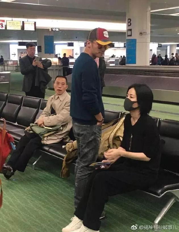 鋒菲被偶遇,王菲素顏又白又美,謝霆鋒眼神寵溺甜炸屏,網友:開心就好!