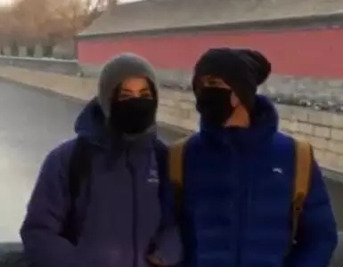 鋒菲被偶遇,王菲素顏又白又美,謝霆鋒眼神寵溺甜炸屏,網友:開心就好!