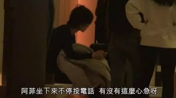鋒菲被偶遇,王菲素顏又白又美,謝霆鋒眼神寵溺甜炸屏,網友:開心就好!