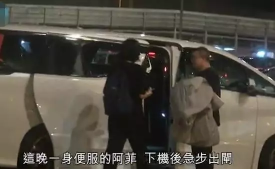 鋒菲被偶遇,王菲素顏又白又美,謝霆鋒眼神寵溺甜炸屏,網友:開心就好!
