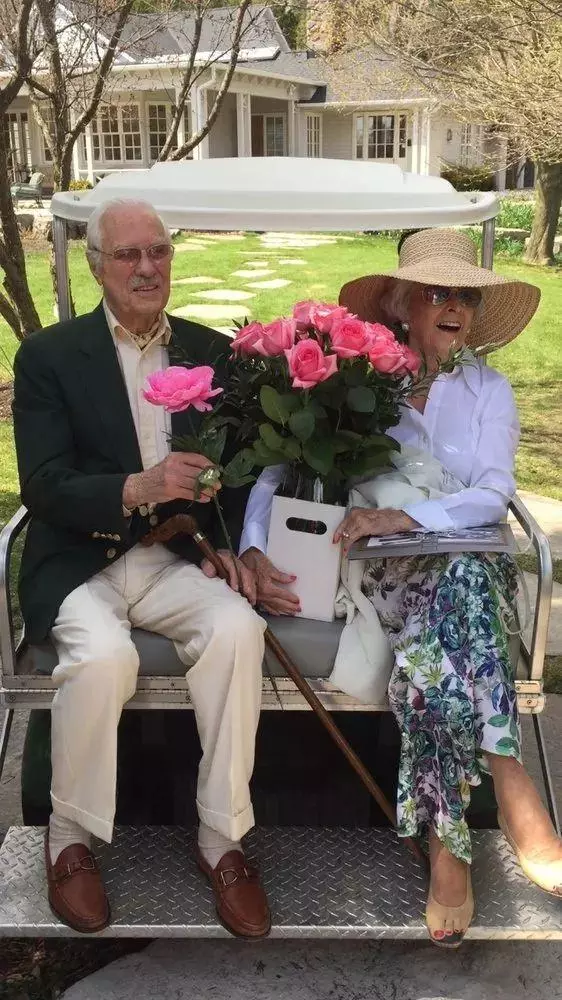僅僅相識6天,就求婚,一生相戀73年!這對老夫妻在離去前幾天,做了一個「意想不到的決定」