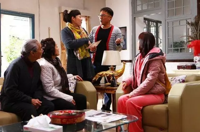 小叔子結婚丈夫瞞著給8萬,我假裝不知,三年後我弟結婚他愣了
