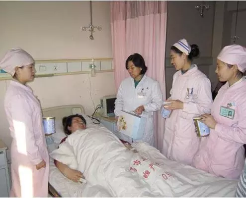 產婦生下雙胞胎,家婆卻在產房門口大罵,丈夫接下來的做法讓人點贊!