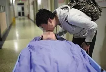 產婦生下雙胞胎,家婆卻在產房門口大罵,丈夫接下來的做法讓人點贊!