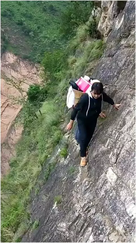 世界上最小的路,夫妻懸崖峭壁行走自如,網友:仔細看那棵樹!