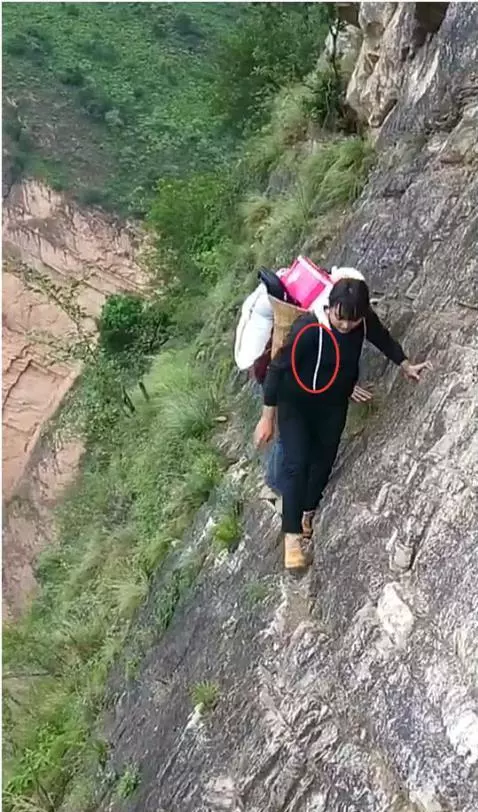 世界上最小的路,夫妻懸崖峭壁行走自如,網友:仔細看那棵樹!